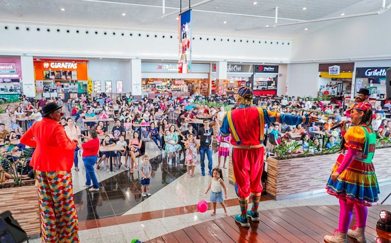 Arapiraca Shopping e Prefeitura levam  crianças e adolescentes com transtorno autista para aproveitar o McDia Feliz