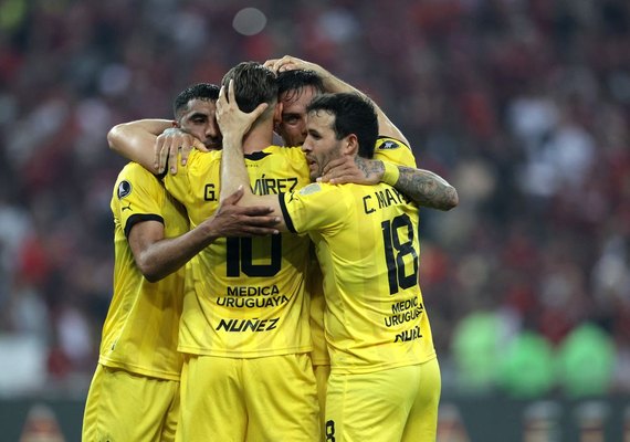 Flamengo joga mal e perde para o Peñarol no Maracanã