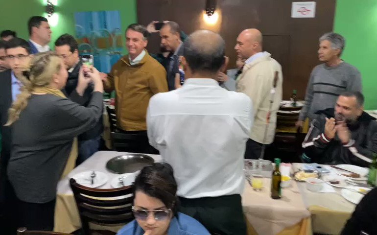Bolsonaro sai de churrascaria em SP entre muitas vaias e poucos aplausos