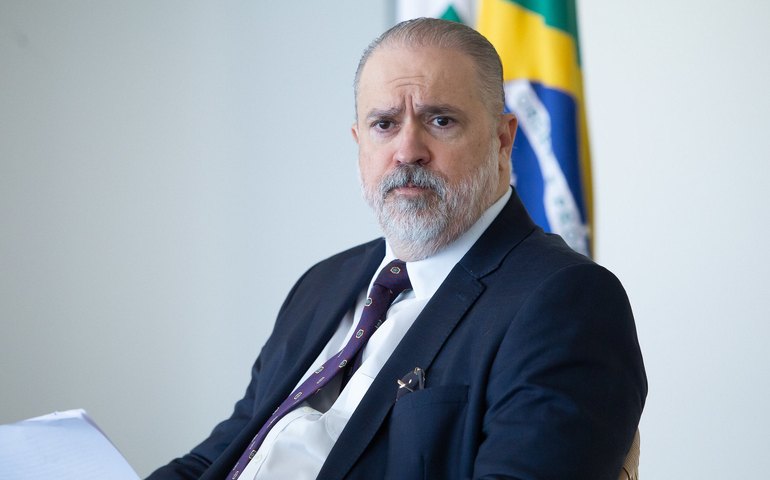 Aras diz ser contra pedido para investigar cheques de Queiroz a Michelle