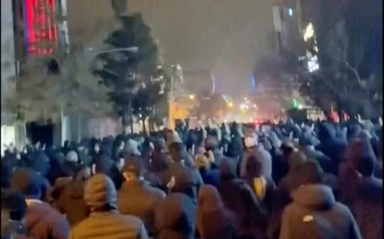 Trump diz que o Irã quer negociar, já que o número de mortos nos protestos sobe para pelo menos 599