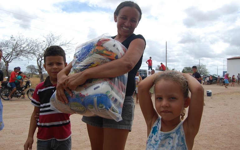 Natal é tempo de ajudar a quem não tem o que comer