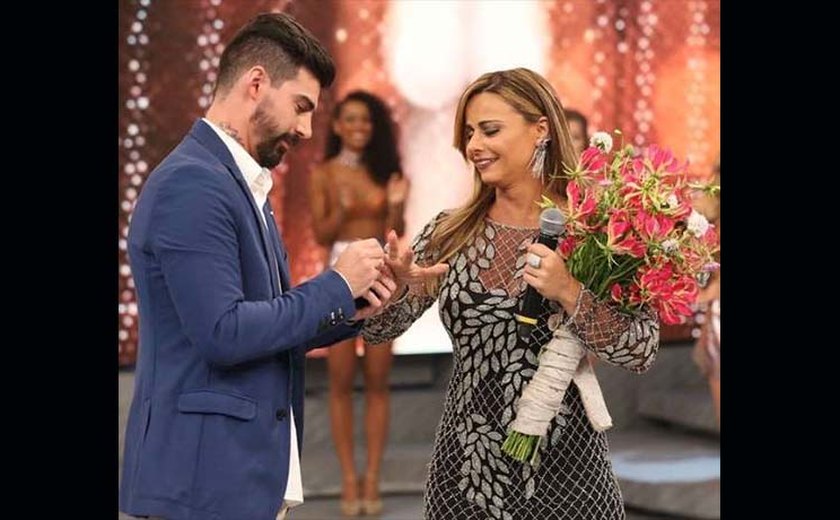 Viviane Araújo é pedida em casamento ao vivo no “Domingão do Faustão”