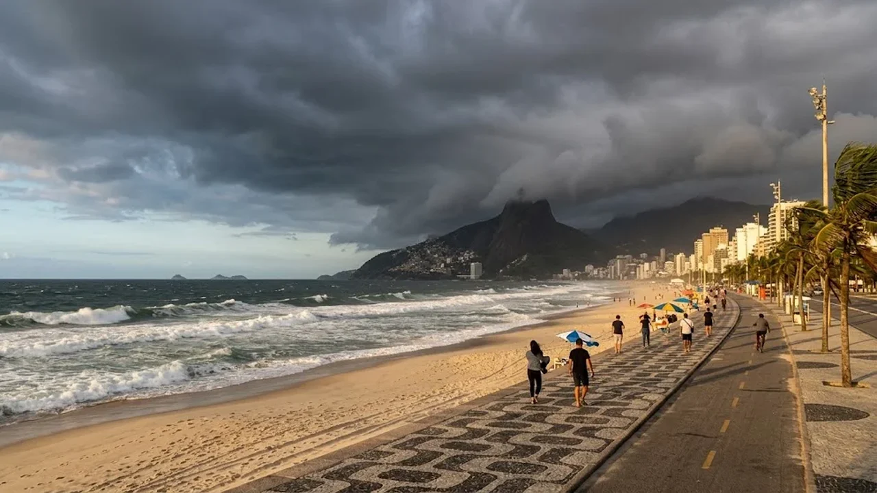 Terça-feira começa com temperatura elevada no Rio, mas há previsão de chuva e vento forte a partir do fim da tarde