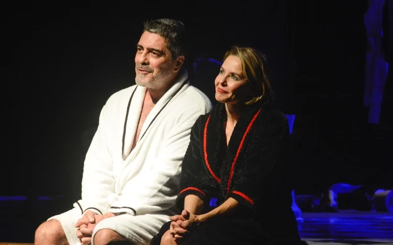 Estrelada por Bianca Rinaldi e Junno Andrade chega a Maceió a peça CASA, COMIDA E ALMA LAVADA