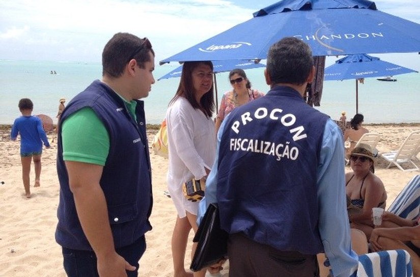 Megaoperação do Procon fiscaliza praias alagoanas contra abusos de preços