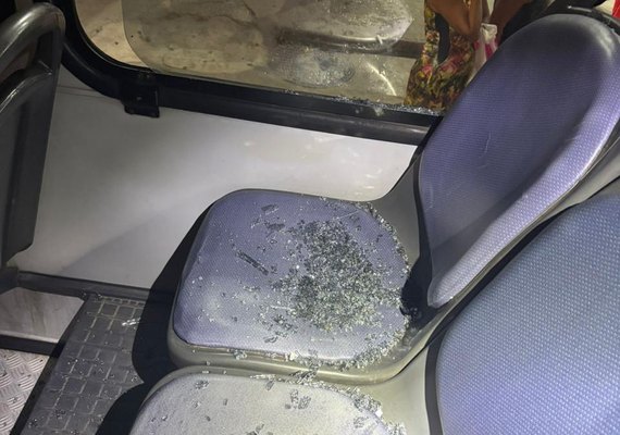 Homem é preso em Maceió após quebrar janela de ônibus com caixa térmica
