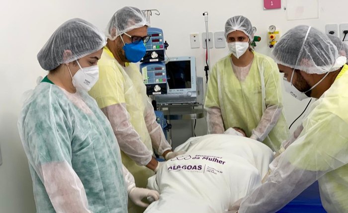 Equipe faz procedimento em paciente com covid-19