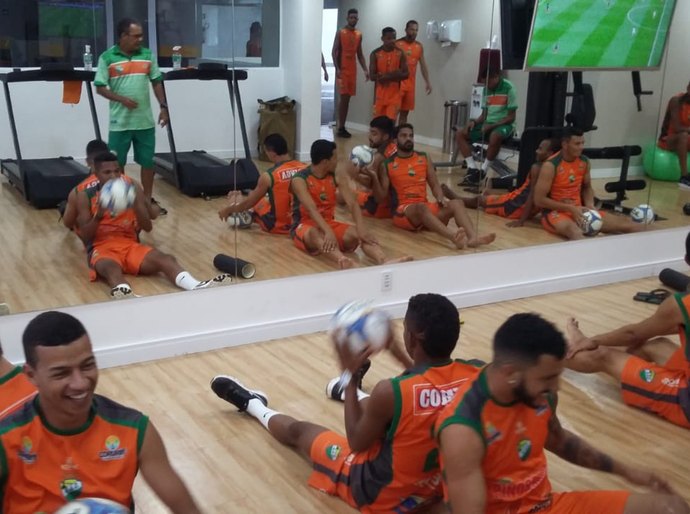 Time do Coruripe faz atividades físicas na academia do hotel devido as fortes chuvas