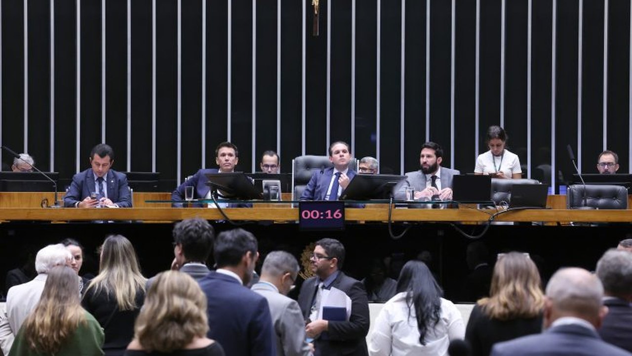 Plenário aprova urgência para projetos sobre vínculos familiares, ensino superior e saúde privada