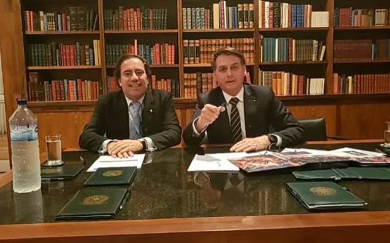 Ao lado do presidente da Caixa, Bolsonaro exalta redução de juro