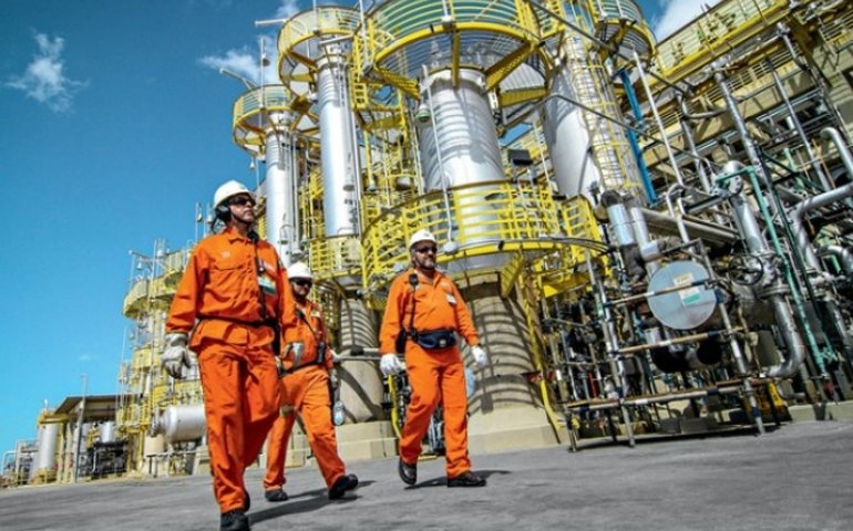 Opep+ mantém plano para relaxar cortes na produção de petróleo