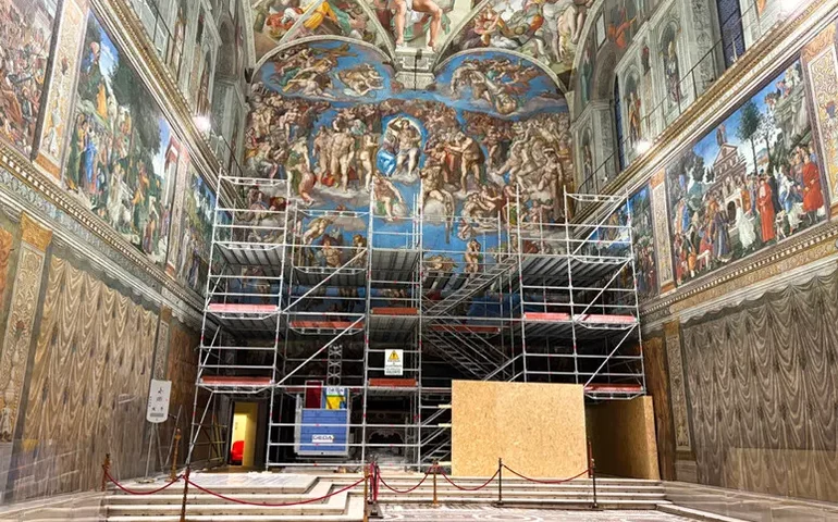 Tela reproduz 'O Juízo Final' na Capela Sistina em meio a restauração