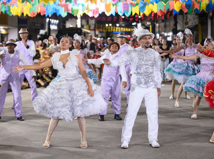 Festival Junino na Praça Castro Azevedo, em Coruripe, reúne famílias em noite de celebração da cultura popular