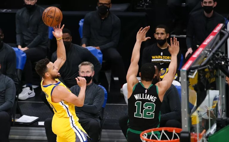 Curry faz 47 pontos e Warriors reagem com vitória na NBA; Bucks perdem a 1ª