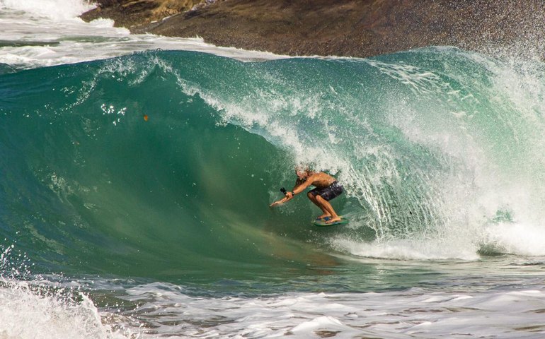 Brasileiro Lucas Fink conquista tricampeonato mundial de skimboard nos Estados Unidos