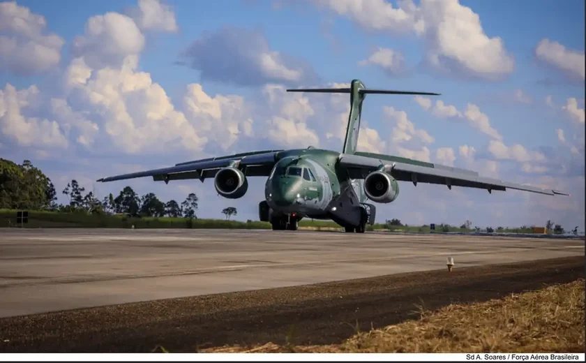 Avião com 11 toneladas de ajuda para vítimas da guerra decola no RJ