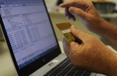 Pesquisa indica que 43% dos internautas fizeram mais compras online este ano