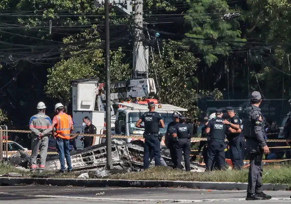 Motorista e cobradora de ônibus relembram queda de avião em SP: sai daqui, vai explodir