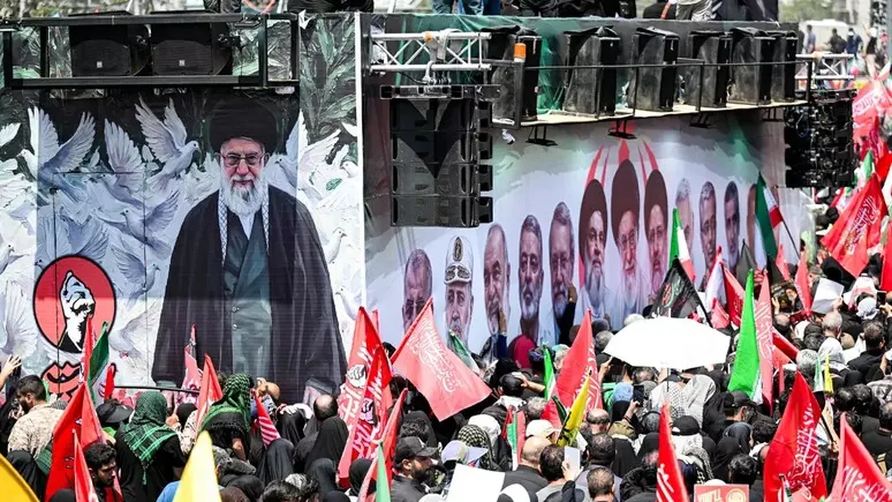 Multidão grita 'morte aos EUA e Israel' em funeral de Khamenei