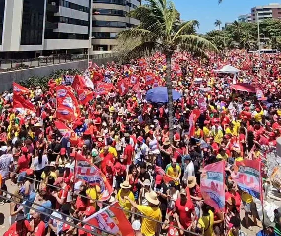 Caminhada da Virada reúne multidão em apoio a Lula na orla de Maceió; veja vídeo