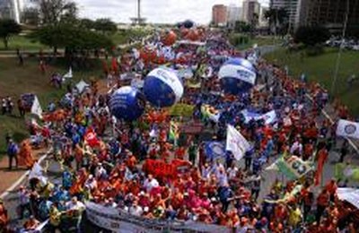 Manifestação em Brasília tem tumulto na chegada ao Congresso Nacional