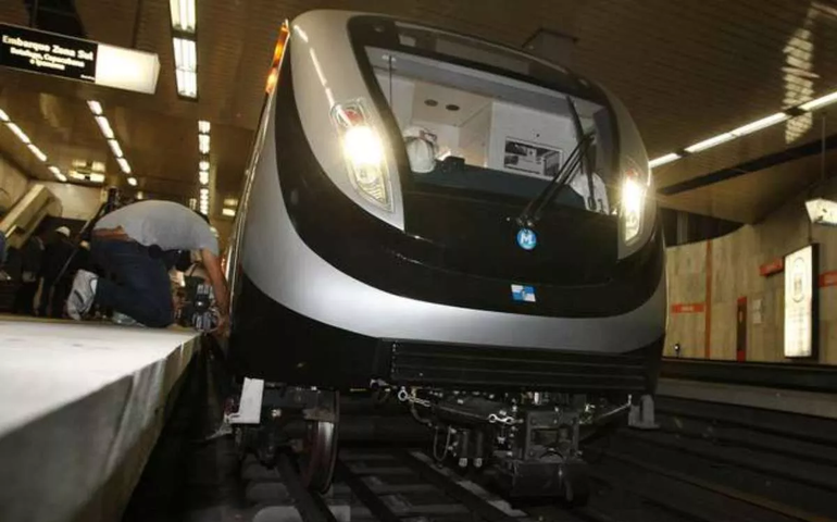 Idoso fica com mão presa em porta de trem do metrô do Rio, é arrastado e morre