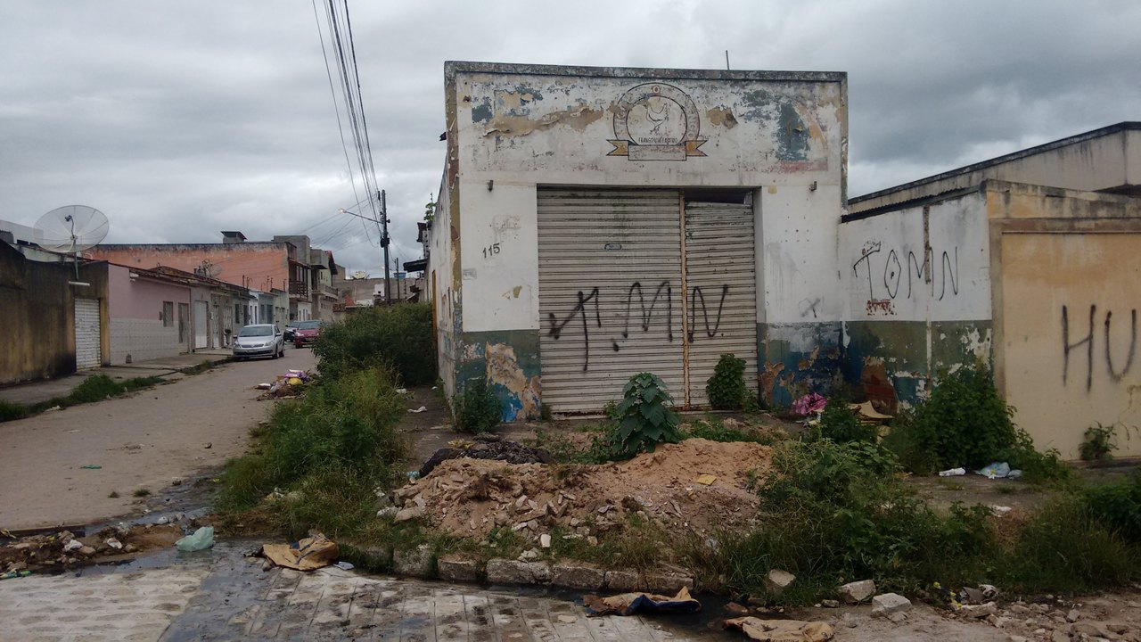 Ruas e praças do bairro Primavera estão abandonadas em Arapiraca