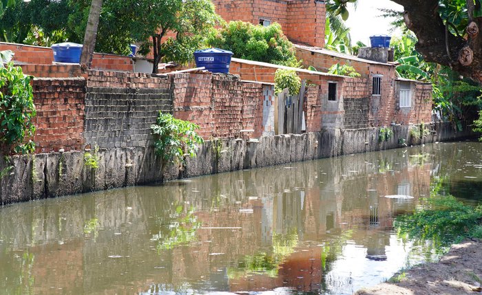 Para não contrair a leptospirose, é necessário evitar contato com a água de enchentes, esgoto, transbordamento de rios e córregos