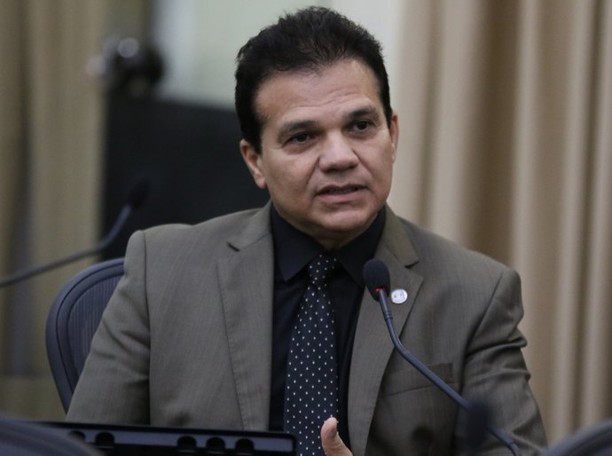 Ricardo Nezinho solicita construção de nova escola em Minador do Negrão