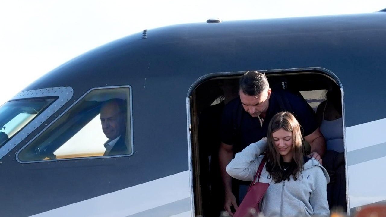 Flávio Bolsonaro pousa em Miami com esposa e filhas