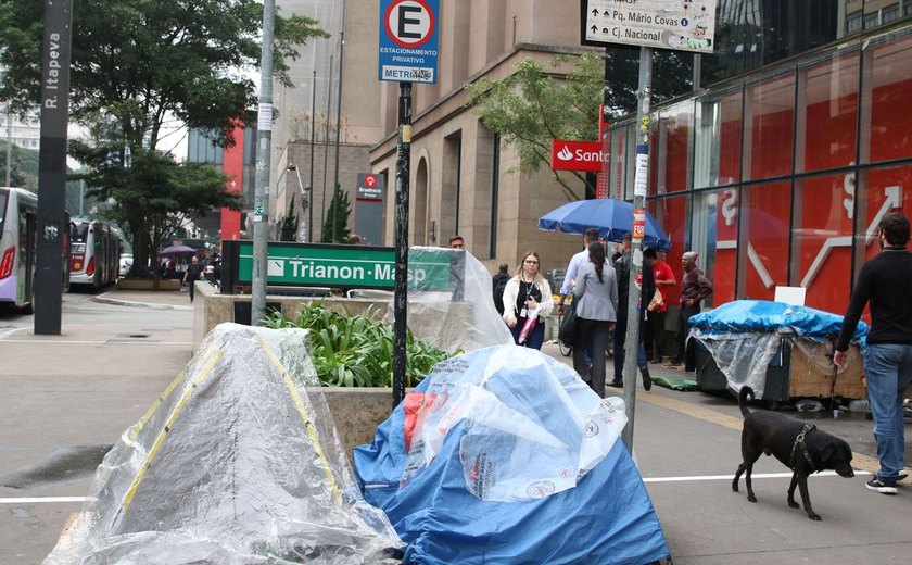 Morador de rua é encontrado morto após noite fria em SP