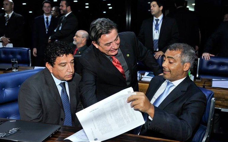 Romário protocola CPI da CBF no Senado