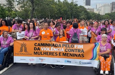 Caminhadas em todo o país pedem o fim da violência contra mulheres