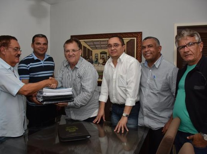 Prefeito Isnaldo Bulhões recebe projeto da Barragem do João Gomes, em Santana