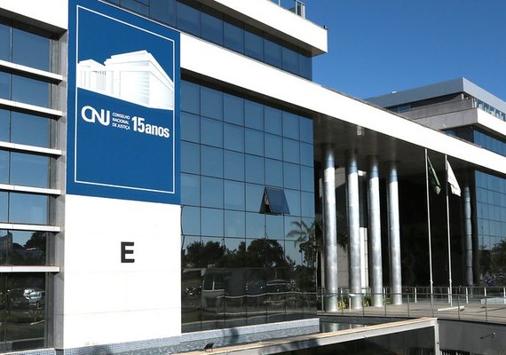 Corregedor manda suspender perfis de juízes