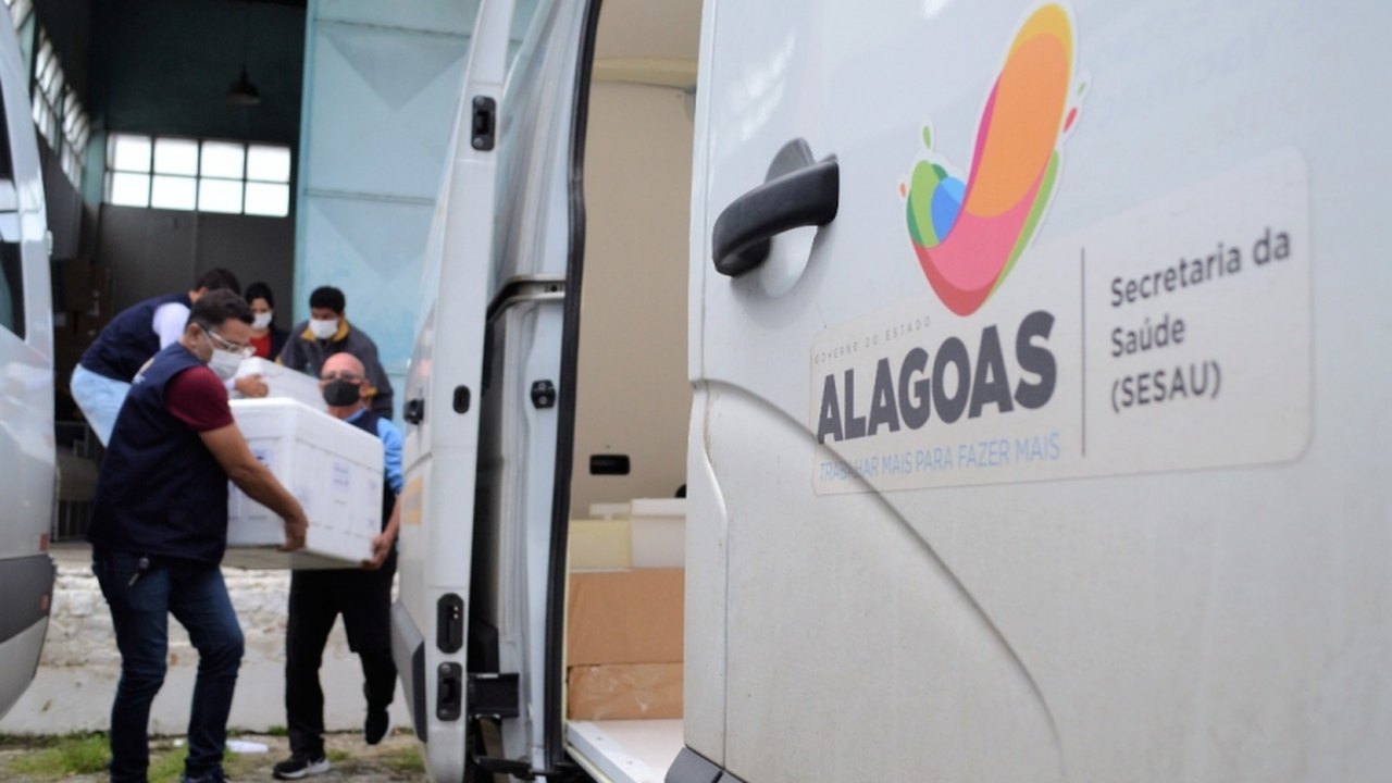 Governo de Alagoas inicia distribuição de 49.172 doses de AstraZeneca e Pfizer