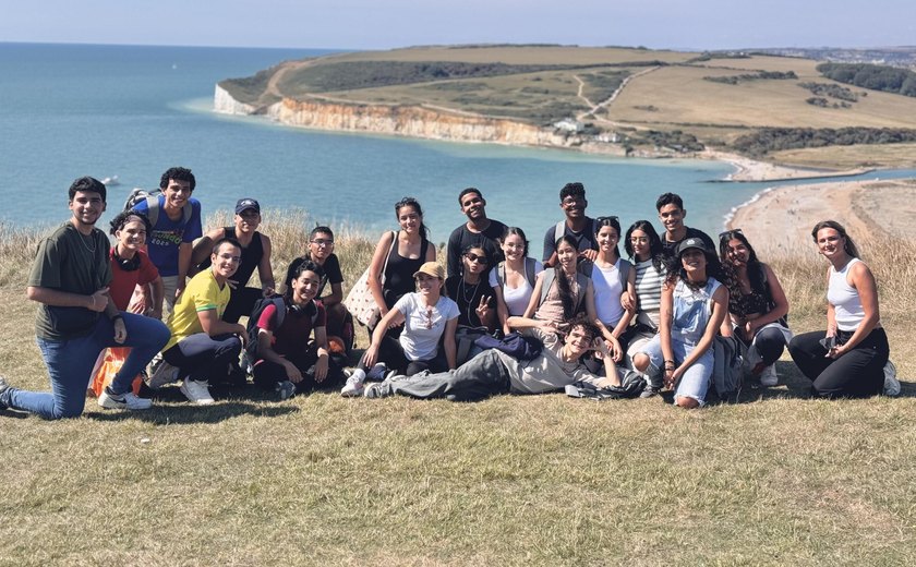 Daqui pro Mundo: Estudantes alagoanos desbravam a costa britânica nas falésias de Seven Sisters