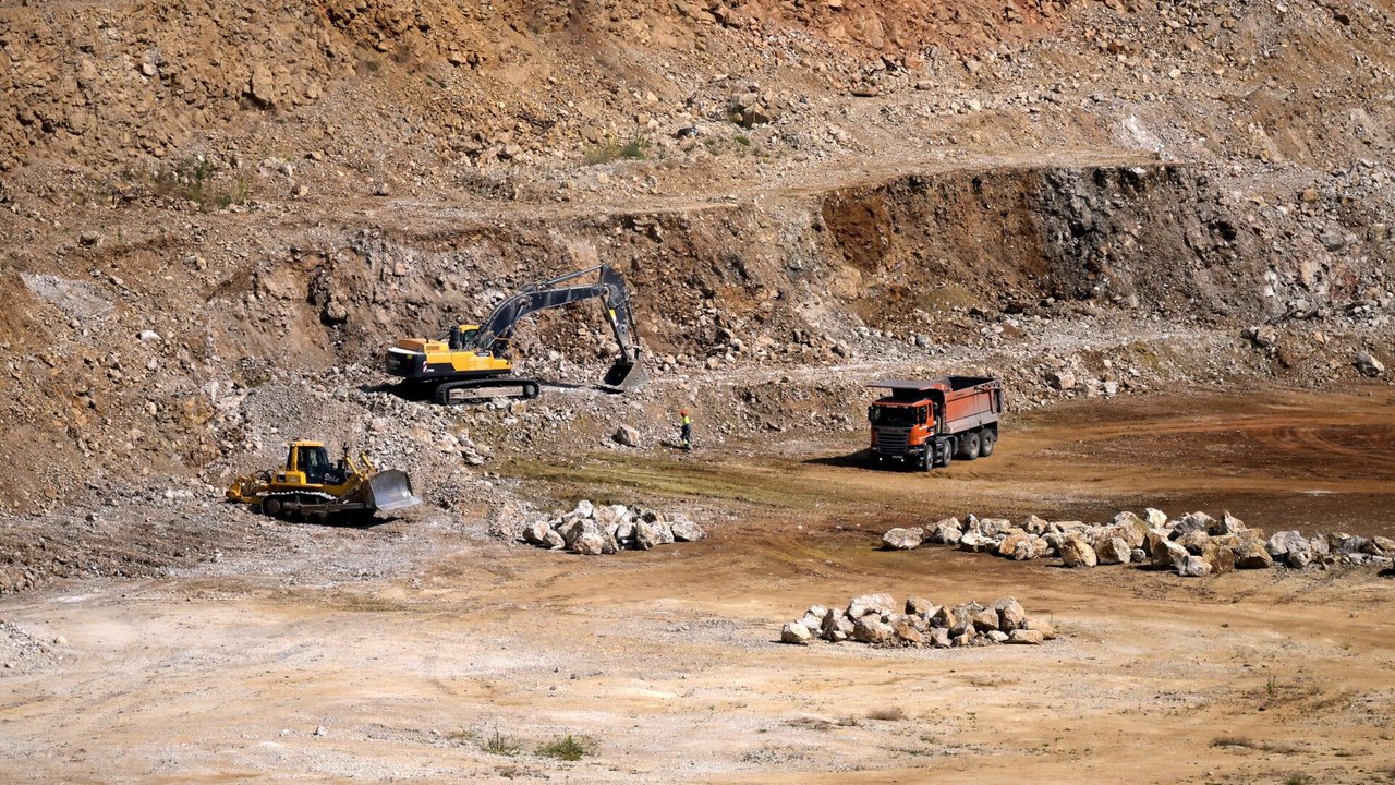 Ucrânia e EUA assinam memorando de intenções para concluir acordo sobre minerais
