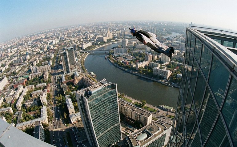 Atleta russo salta de arranha-céu de quase 340 metros em Moscou