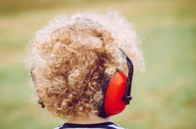 Saiba como minimizar desconfortos sensoriais em crianças atípicas durante as celebrações de fim de ano
