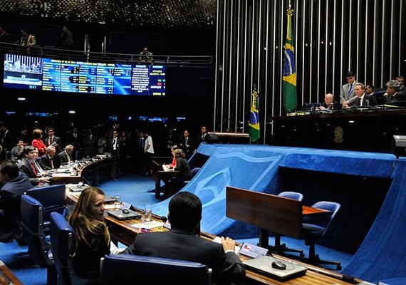 Senado economiza meio bilhão em dois anos, anuncia Renan