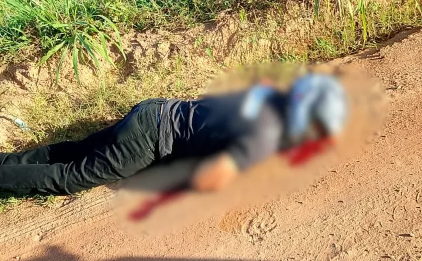 Motociclista é morto a tiros após criminosos ordenarem que garupa fugisse, em Arapiraca