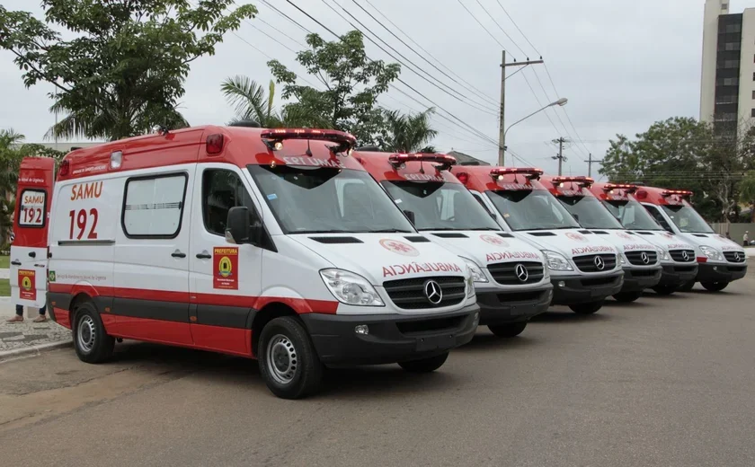 Samu atende vítimas de colisão entre moto e bicicleta em Maceió