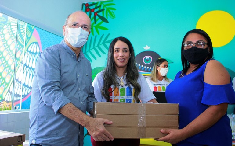 Semed Penedo distribui notebooks e orienta diretoras sobre protocolo de volta às aulas