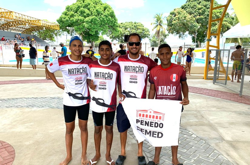 Estudantes representam Penedo em provas do Campeonato Alagoano de Natação
