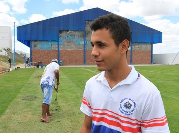 Teotônio Vilela aguarda entrega do ginásio e campo da Escola Pedro Joaquim