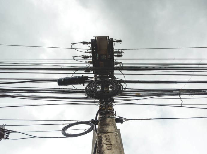 Convívio Social realiza ordenamento de cabos e fios em situação irregular em postes de Maceió