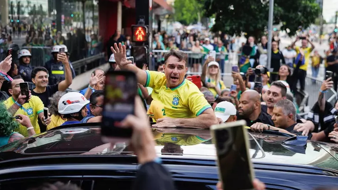 Apoiadores de Flávio Bolsonaro começam a chegar à Barra da Tijuca para ato neste sábado