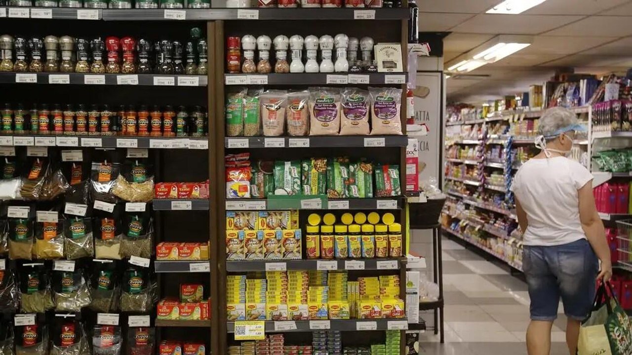 Preço de alimentos e bebidas cai pela 1ª vez após 9 meses de alta, aponta prévia da inflação do IBGE